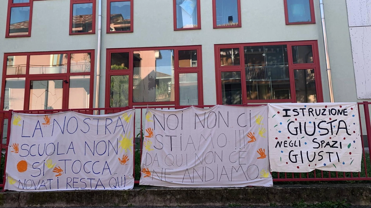 A Nova è esplosa la protesta dei genitori dei bimbi che frequentano le elementari di via Novati. I piccoli alunni dovranno traslocare in via Grandi per lasciare posto alla sede distaccata dell’istituto superiore King di Muggiò