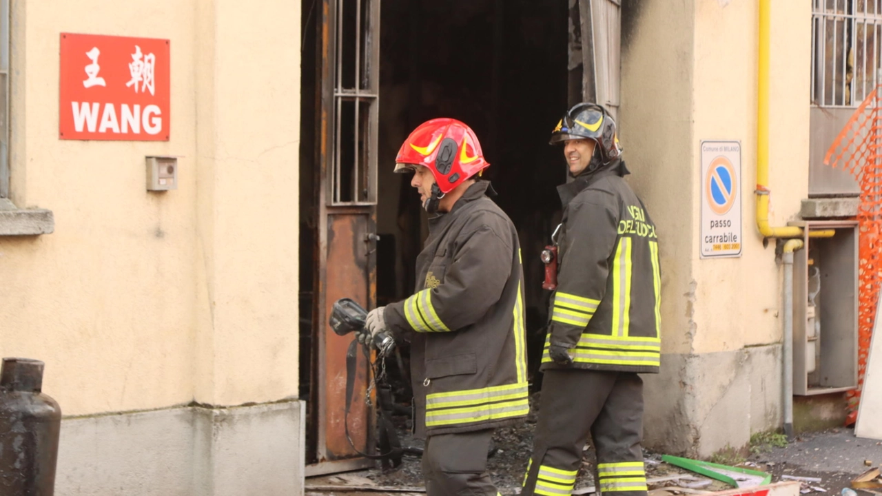 I vigili del fuoco fuori dal capannone andato distrutto per un rogo in via Cantoni 3 I vigili del fuoco fuori dal capannone andato distrutto per un rogo in via Cantoni 3