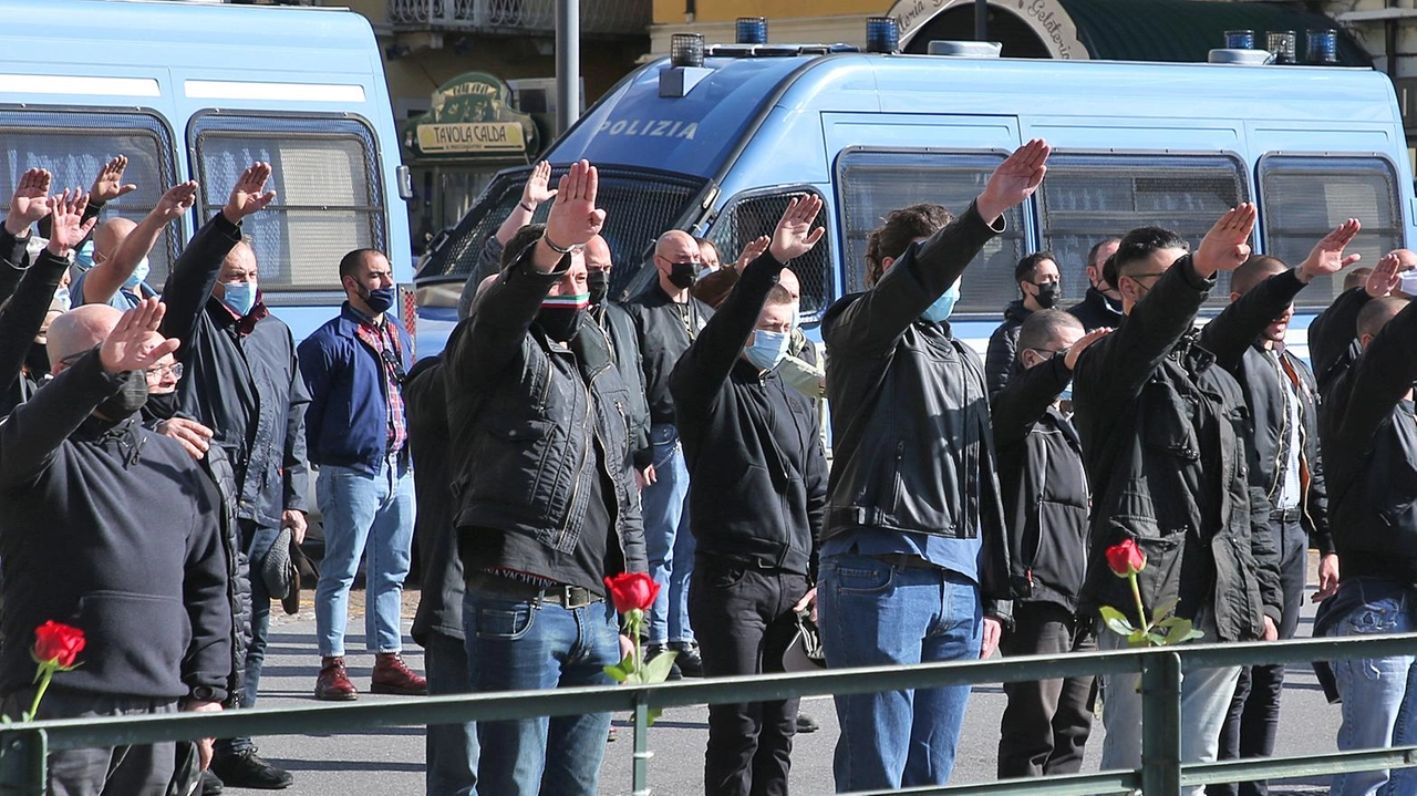 Non si placano le polemiche sulla commemorazione, accompagnata dal saluto romano e slogan, in memoria dei gerarchi fascisti fucilati...