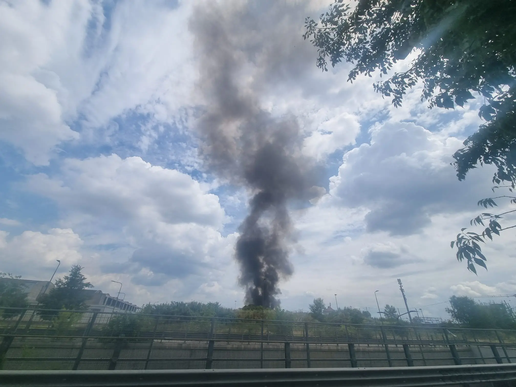 Incendio a Milano, alta colonna di fumo nero: rogo nel campo rom di via Bonfadini. A rischio il traffico aereo a Linate