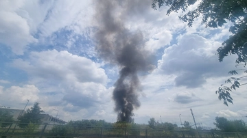 Incendio a Milano, alta colonna di fumo nero: rogo nel campo rom di via Bonfadini. A rischio il traffico aereo a Linate