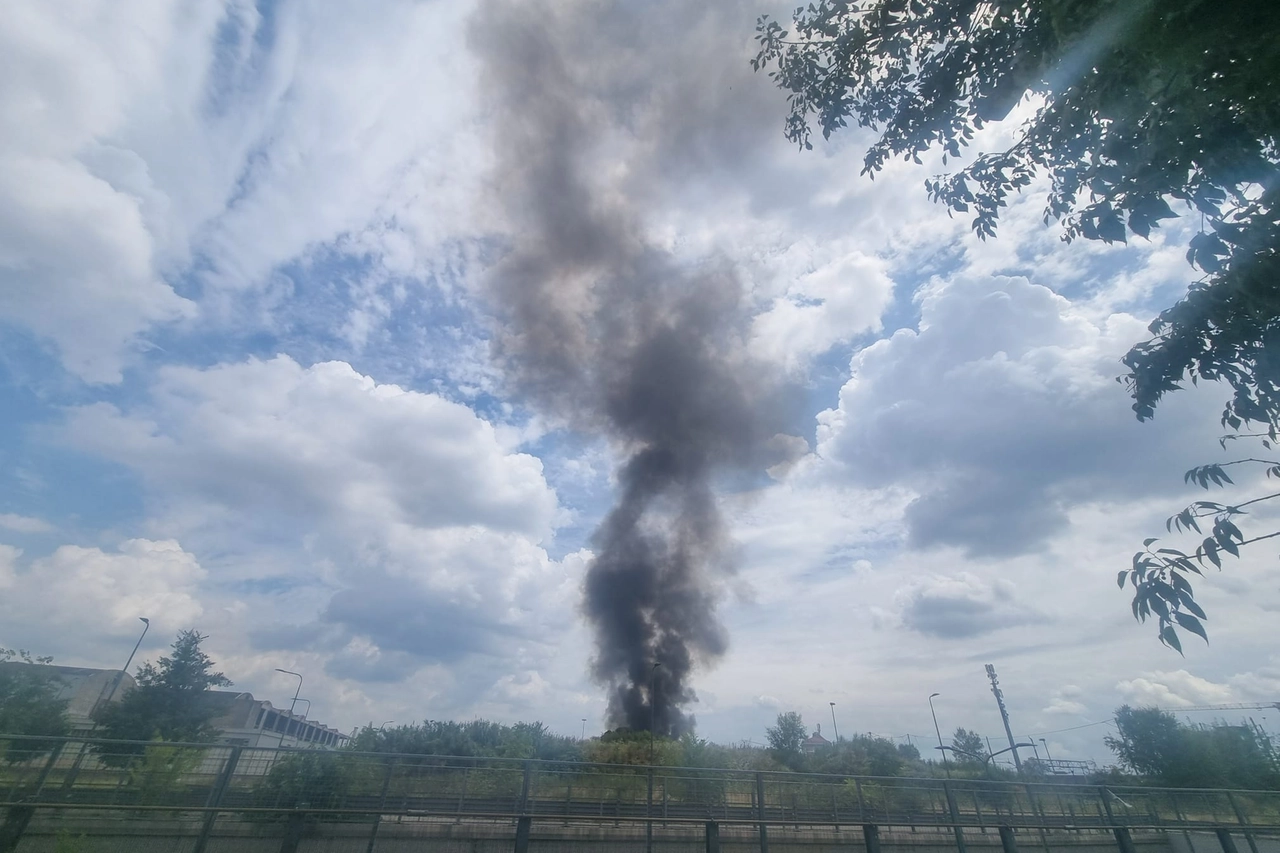 L'incendio nel campo rom di via Bonfadini a Milano