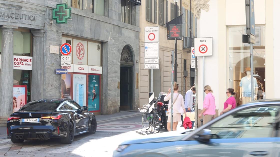 Turisti aggrediti nel Quadrilatero della Moda a Milano: l’assalto del rapinatore in motorino ripreso dalle telecamere di un taxi Turisti aggrediti nel Quadrilatero della Moda a Milano: l’assalto del rapinatore in motorino ripreso dalle telecamere di un taxi