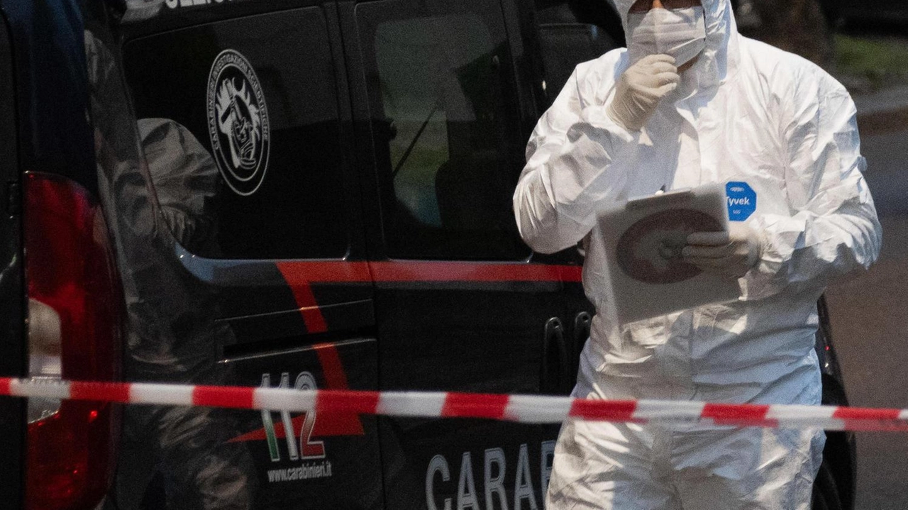 I carabinieri della sezione Investigazioni scientifiche hanno repertato sei bossoli calibro 9mm sul luogo della sparatoria I carabinieri della sezione Investigazioni scientifiche hanno repertato sei bossoli calibro 9mm sul luogo della sparatoria
