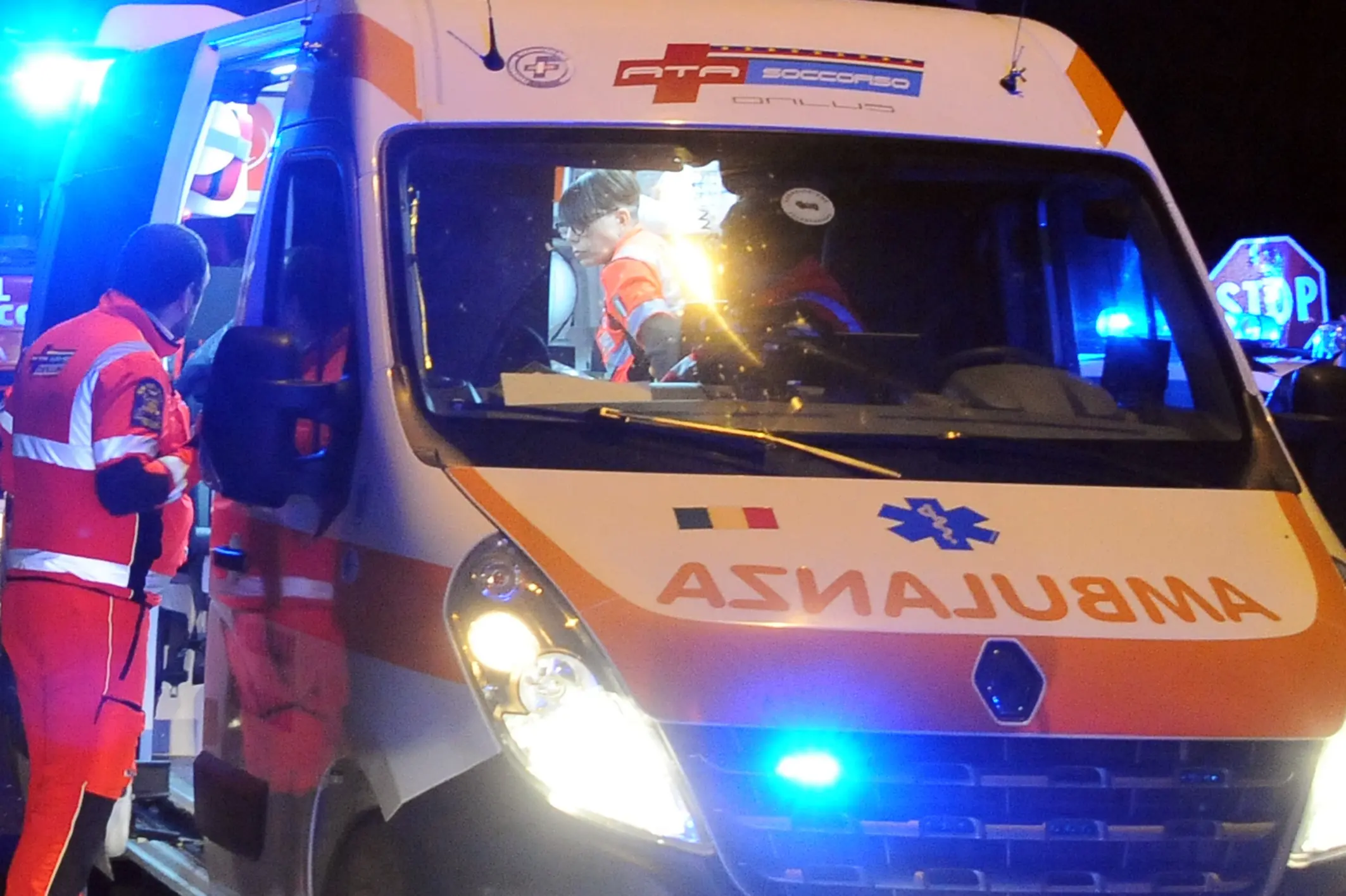 Nerviano, scontro all’incrocio: due 16enni sbalzate dalla moto finiscono in ospedale con traumi e fratture