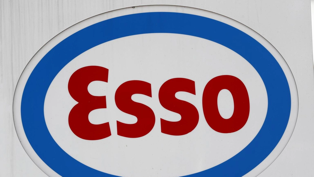 Passa in mani italiane la rete di distribuzione a marchio Esso, finora controllata da capitali esteri. È stato firmato stamani... Passa in mani italiane la rete di distribuzione a marchio Esso, finora controllata da capitali esteri. È stato firmato stamani...
