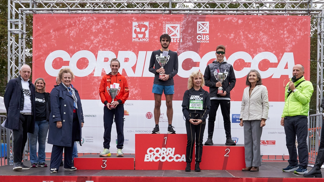 CorriBicocca, il podio maschile con la rettrice Giovanna Iannantuoni e la delegata per lo sport universitario Lucia Visconti Parisio