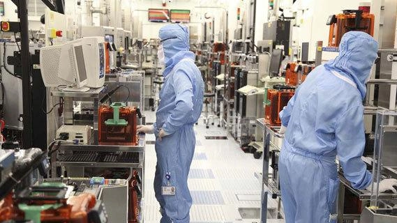 Il Mef è azionista del colosso del chip in tandem con il governo francese Nel sito di Agrate Brianza sono previsti 1.500 esuberi su 5.300 lavoratori Il Mef è azionista del colosso del chip in tandem con il governo francese Nel sito di Agrate Brianza sono previsti 1.500 esuberi su 5.300 lavoratori