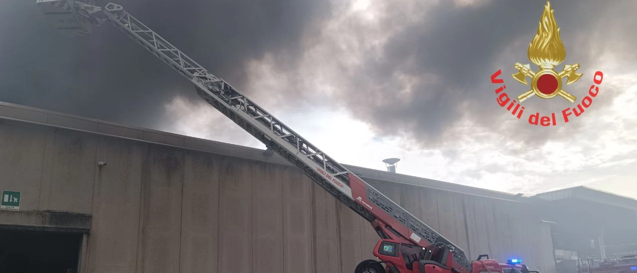 Violento incendio in una azienda di materie plastiche a Desio