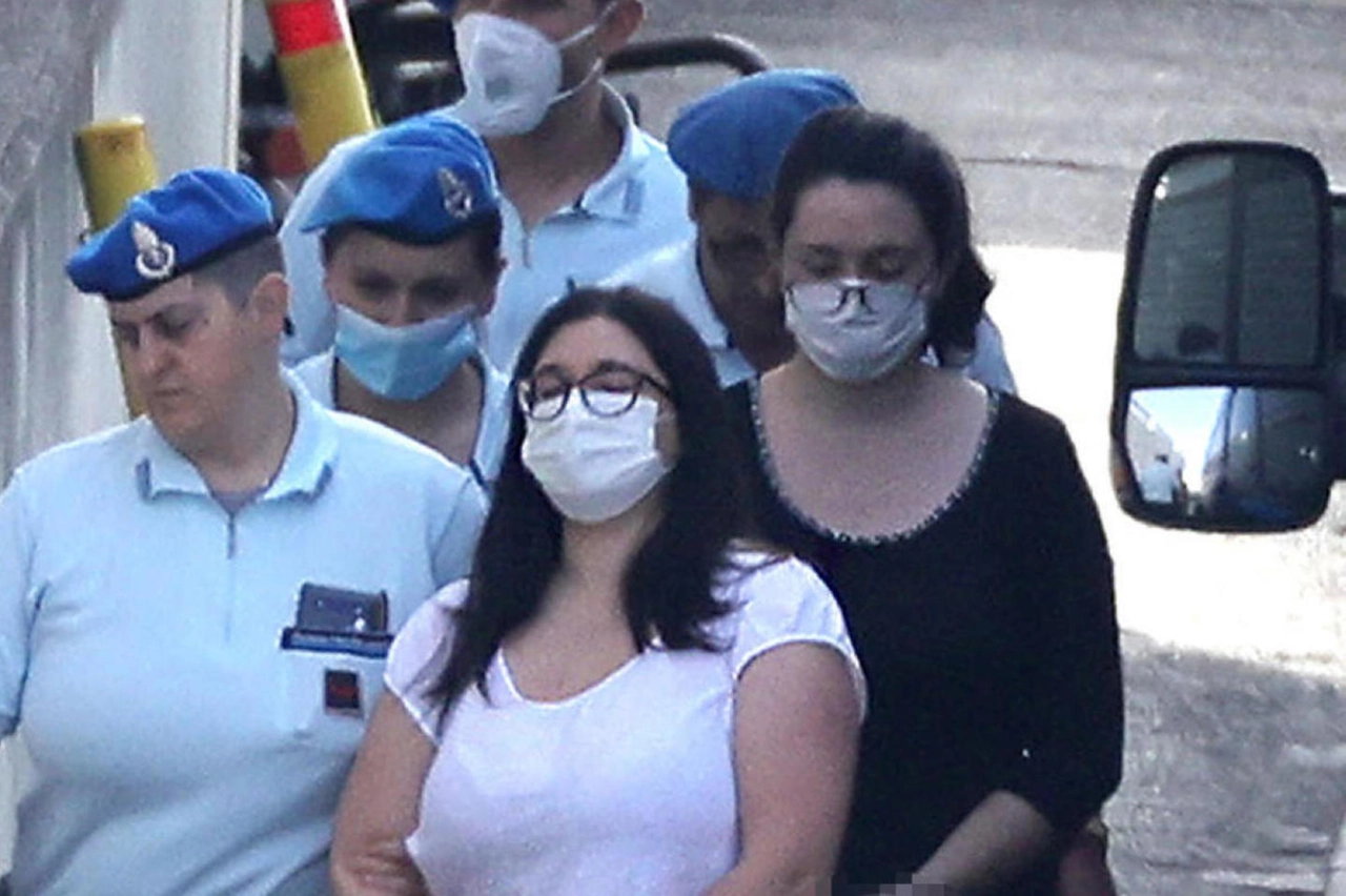 Le sorelle Silvia, a sinistra e Paola a destra con la maglia scura