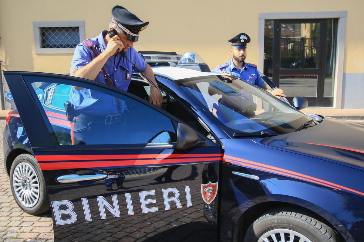 rozzano tenta di rubare cosmetici per oltre 5mila euro arrestata una 21enne