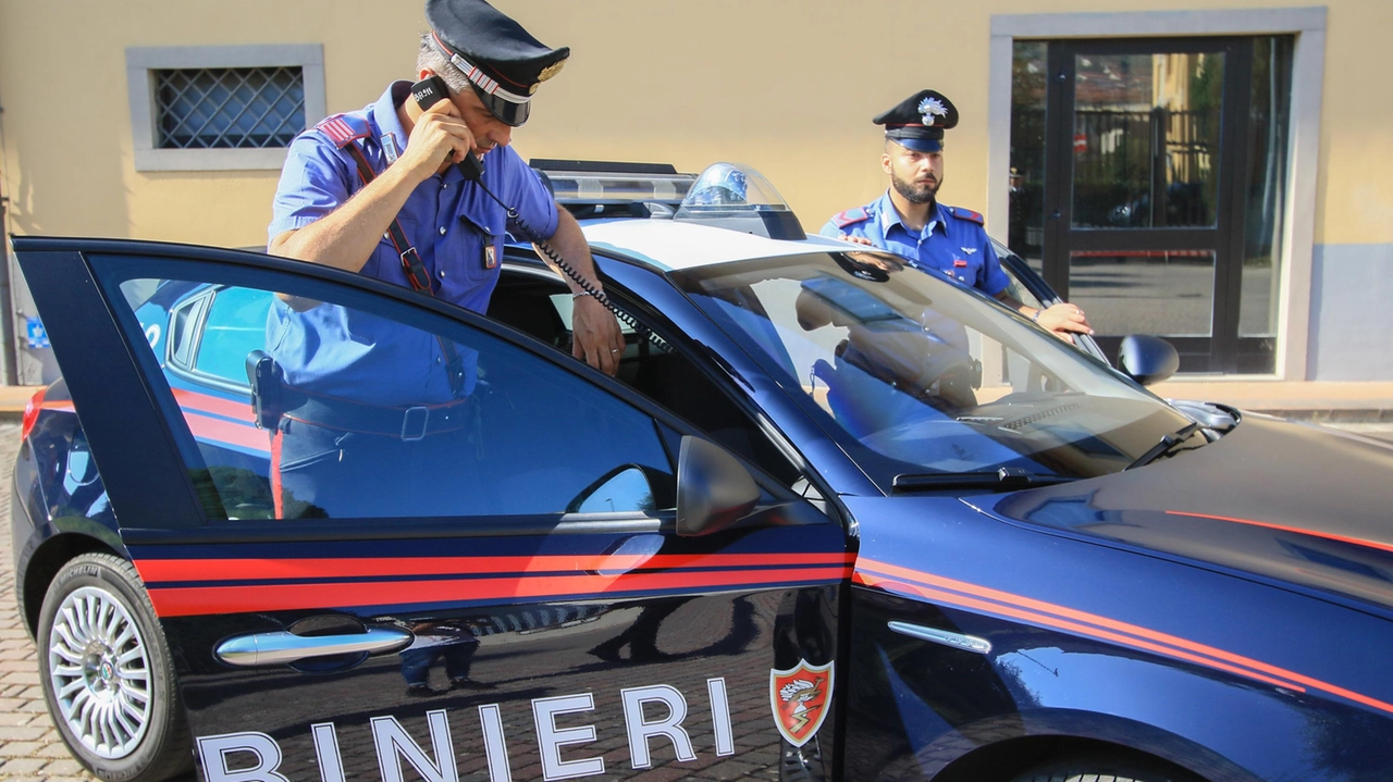 Carabinieri in azione in una foto di archivio Carabinieri in azione in una foto di archivio