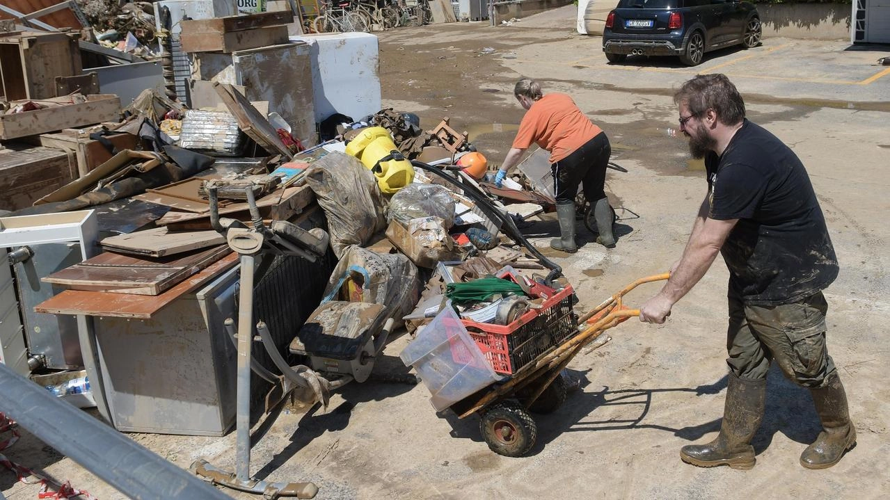 I residenti al lavoro dopo l’alluvione. del 15 maggio dello scorso anno