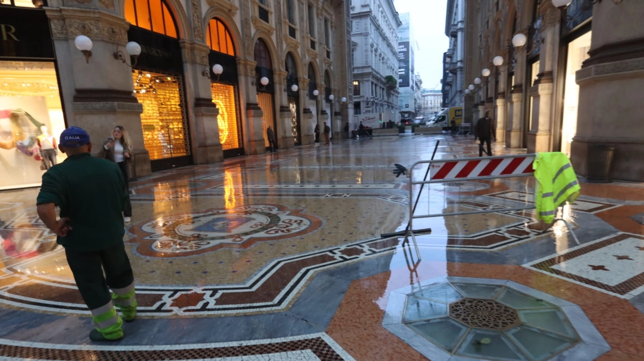 Le pozzanghere create in Galleria dalla pioggia caduta dai della copertura dell'Ottagono (foto Salmoirago/Ansa)