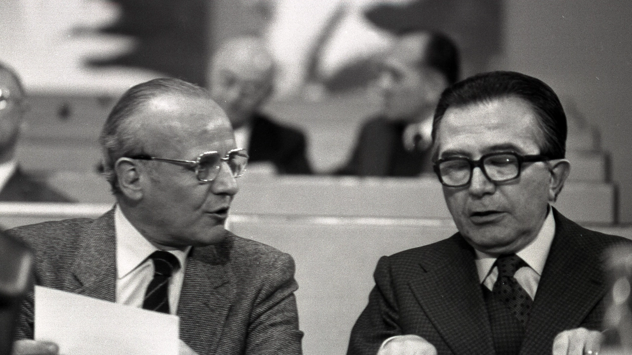 Filippo Maria Pandolfi insieme a Giulio Andreotti al congresso della Democrazia Cristiana