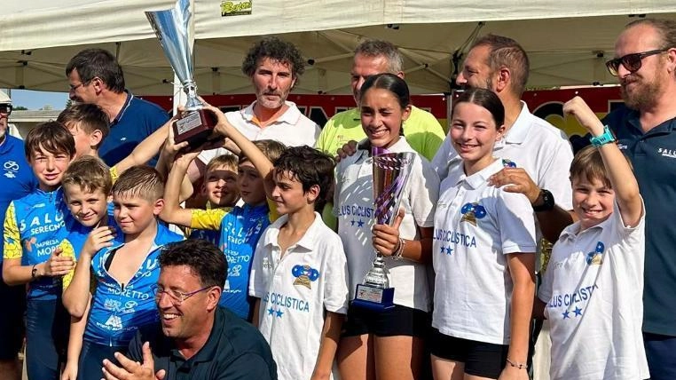I ragazzi del Gruppo Salus Seregno guidati dal dirigente Samuel Testa esultano a Figino Serenza