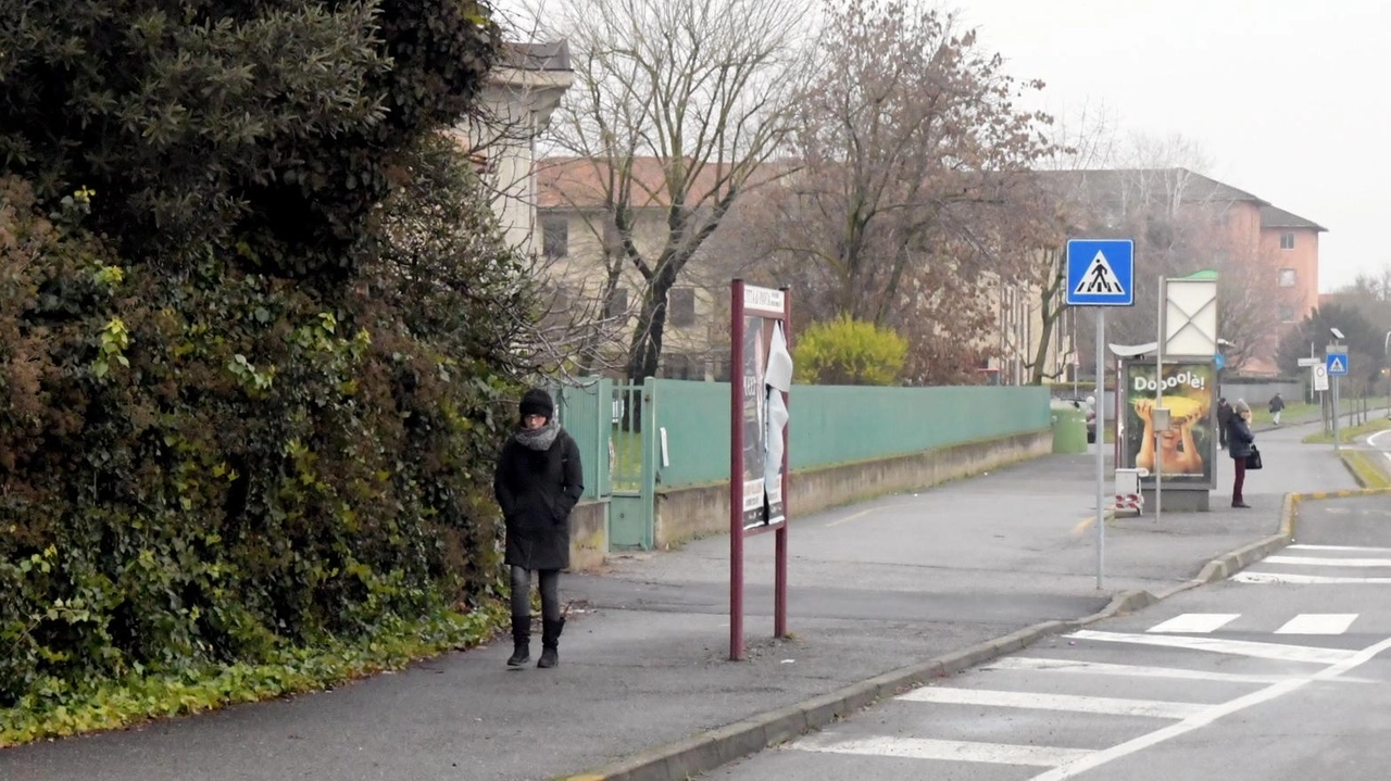 La strada dove l’anziano di 81 anni vive con la famiglia Il figlio è riuscito ad aprire la porta ai poliziotti approfittando di un momento di distrazione La strada dove l’anziano di 81 anni vive con la famiglia Il figlio è riuscito ad aprire la porta ai poliziotti approfittando di un momento di distrazione