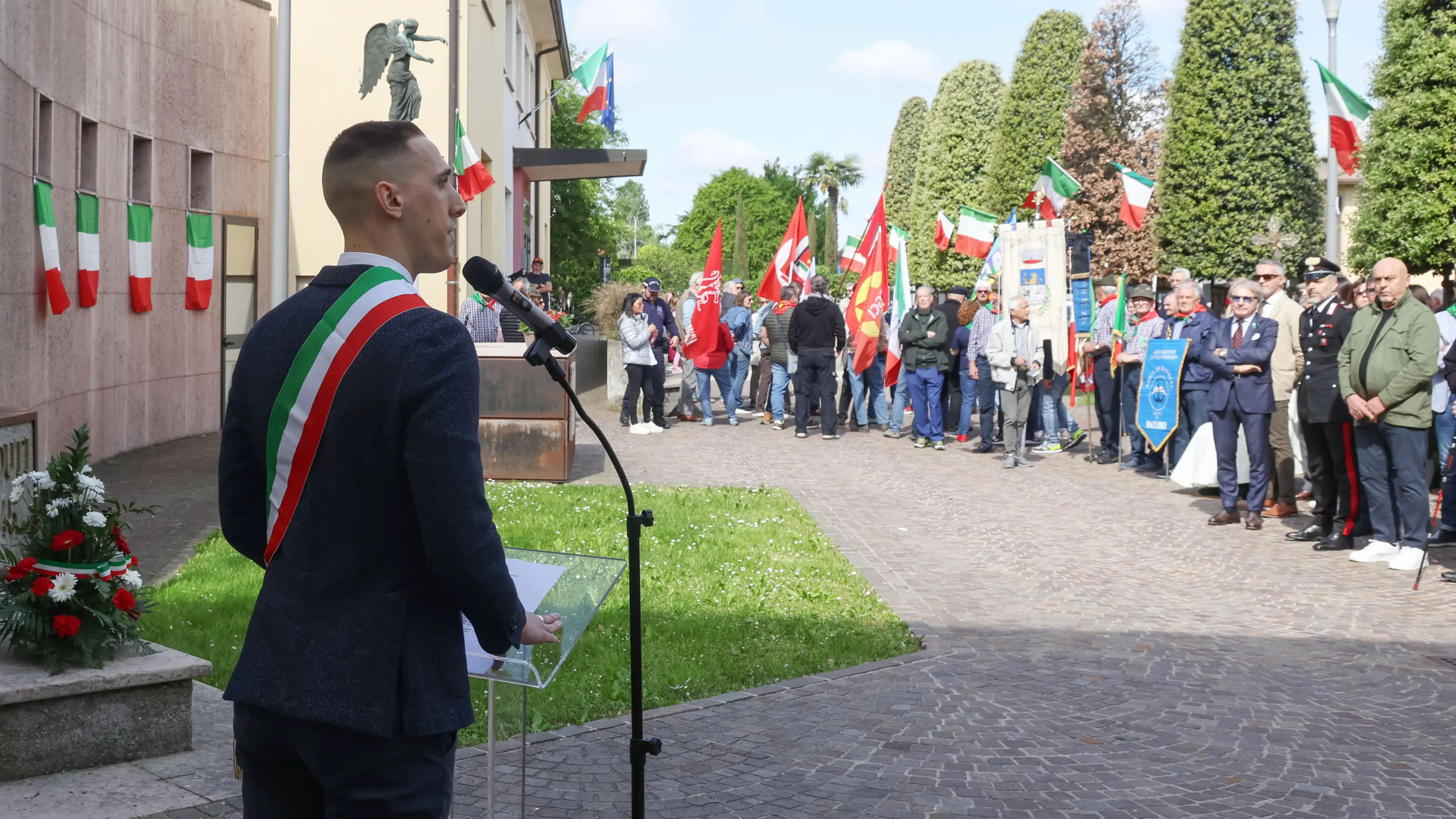 25 aprile “cancellato”, a Maclodio l’intervento del sindaco coperto da “Bella ciao” e cori “Ora e sempre resistenza”