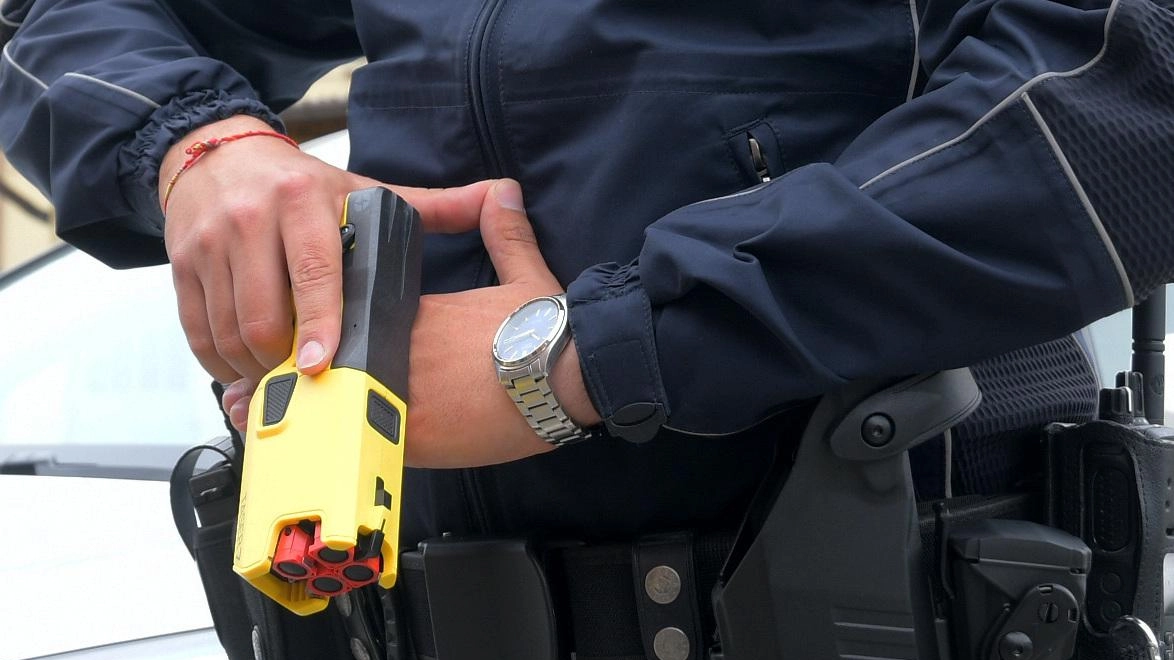Pavia, l’acquisto del bolawrap già sperimentato in altre realtà discusso ieri in giunta. Gli agenti dovranno comunque essere formati all’uso e prima si sperimenterà. . Pavia, l’acquisto del bolawrap già sperimentato in altre realtà discusso ieri in giunta. Gli agenti dovranno comunque essere formati all’uso e prima si sperimenterà. .