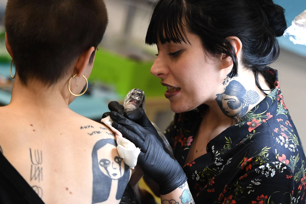 Tatuaggi: un mondo sempre più al femminile. Numerose le artiste che daranno un saggio della loro bravura al Superstudio Maxi