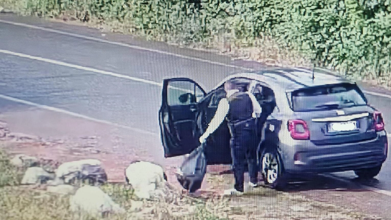 La telecamera ha immortalato l’ennesimo incivile mentre abbandona rifiuti in strada e il sindaco ha deciso di mostrare le immagini sui profili social