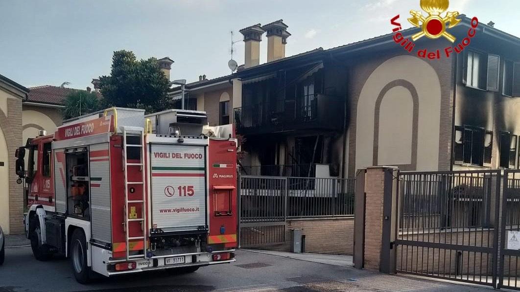 Incendio a Locate Triulzi, fiamme in un appartamento: morta una donna Incendio a Locate Triulzi, fiamme in un appartamento: morta una donna