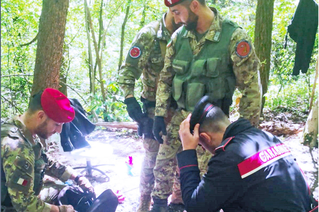 Un'operazione antidroga nei boschi dello spaccio del Comasco da parte dei carabinieri coadiuvati dai "Cacciatori di Calabria" (immagine di repertorio)
