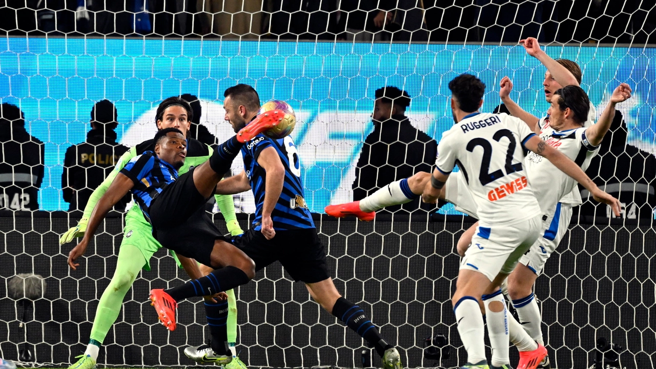 La rovesciata di Denzel Dumfries che ha regalato il vantaggio all'Inter La rovesciata di Denzel Dumfries che ha regalato il vantaggio all'Inter