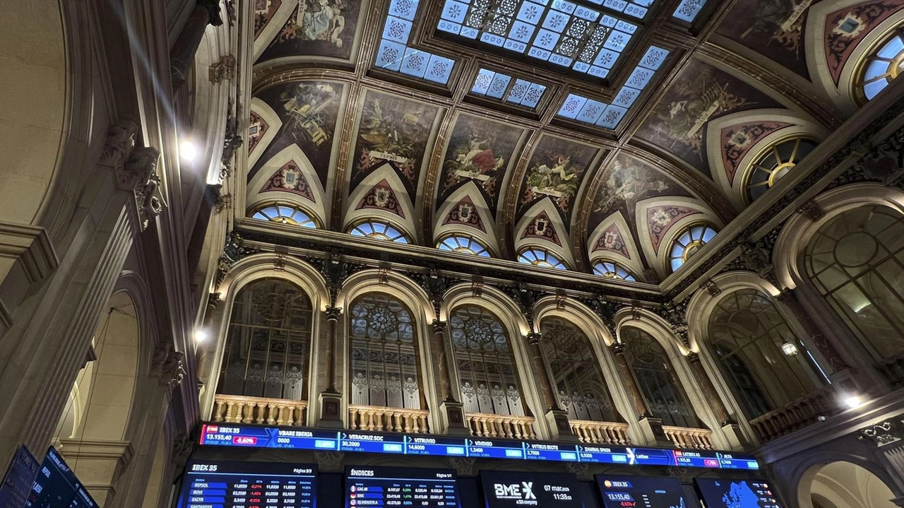 In calo auto e difesa. L'euro si rafforza sul dollaro