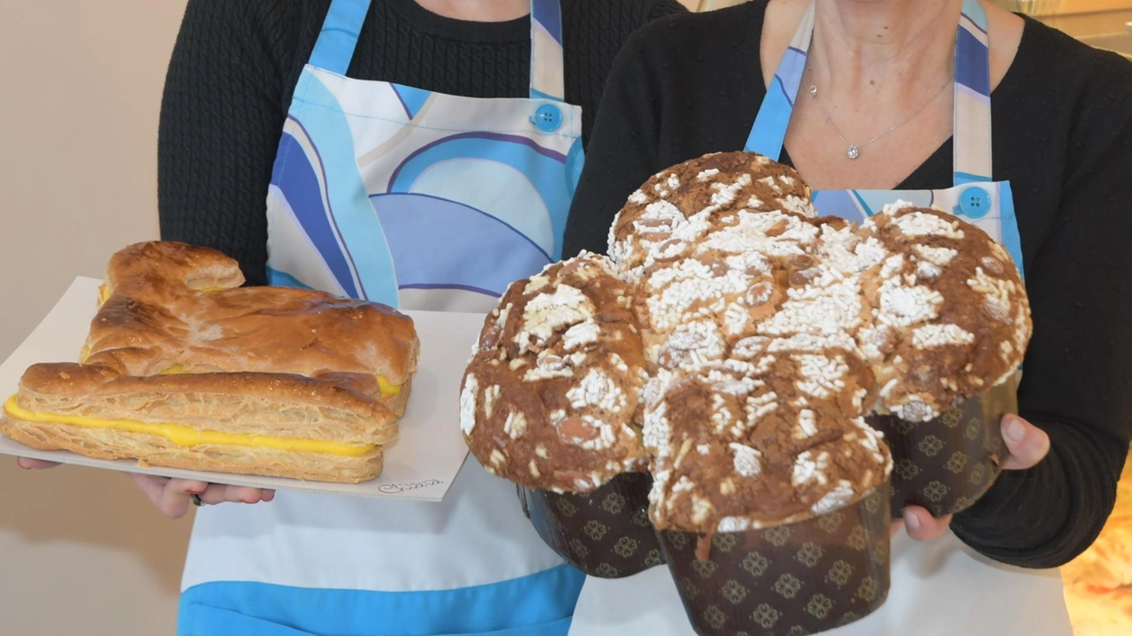Da sinistra la commessa Eleonora con Cesira Torchio, moglie di Paolo Bertoni, titolare della “Pasticceria Chiara“ di Cava Manara aperta nel 1992 (Torres)