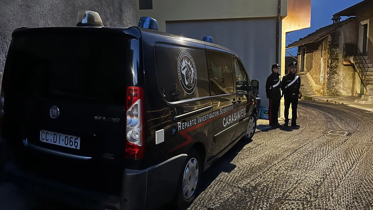 Carabinieri nella piccola frazione di Catasco di Garzeno Carabinieri nella piccola frazione di Catasco di Garzeno