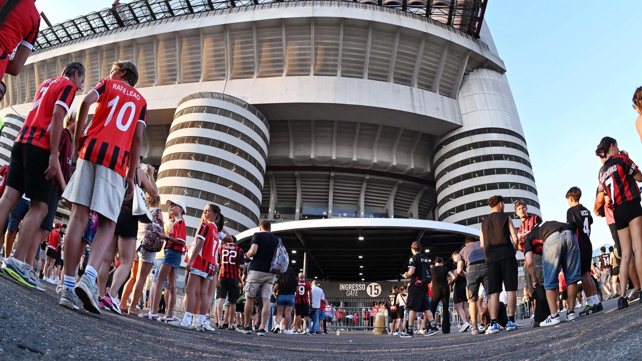 Lo stadio di San Siro Tra due settimane il Consiglio comunale voterà sulla sua vendita e demolizione Lo stadio di San Siro Tra due settimane il Consiglio comunale voterà sulla sua vendita e demolizione