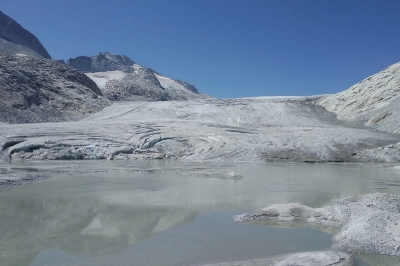 Il lago nel ghiacciaio dell'Adamello