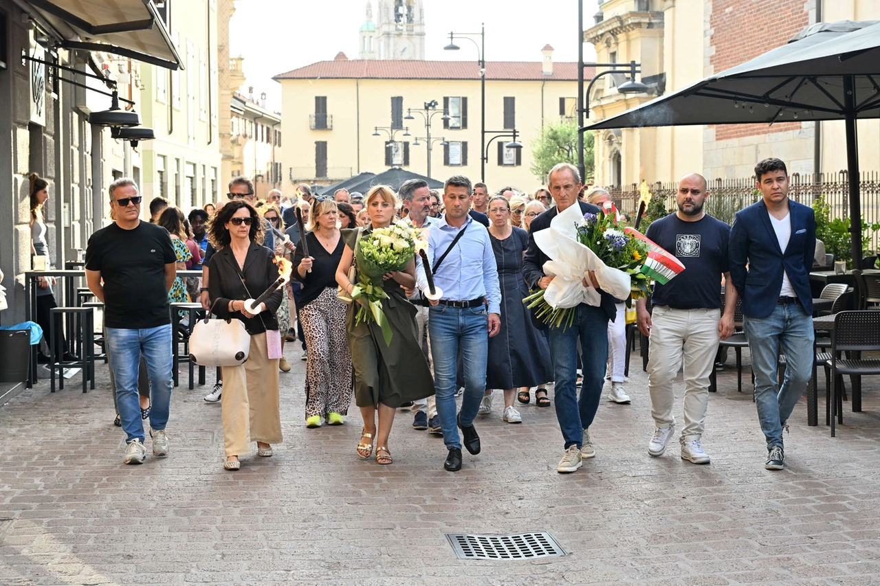Busto Arzizio, negozianti e amministratori locali alla fiaccolata-camminata in memoria di Davide Gorla