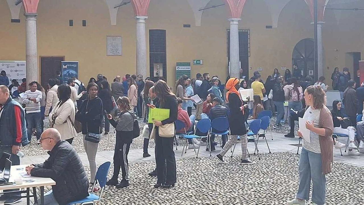 Nel chiostro di Palazzo San Cristoforo si sono presentati in 272 a fronte di 105 preiscrizioni. Colloqui e primo contatto con ventuno realtà tra multinazionali di vari settori e agenzie interinali. Nel chiostro di Palazzo San Cristoforo si sono presentati in 272 a fronte di 105 preiscrizioni. Colloqui e primo contatto con ventuno realtà tra multinazionali di vari settori e agenzie interinali.