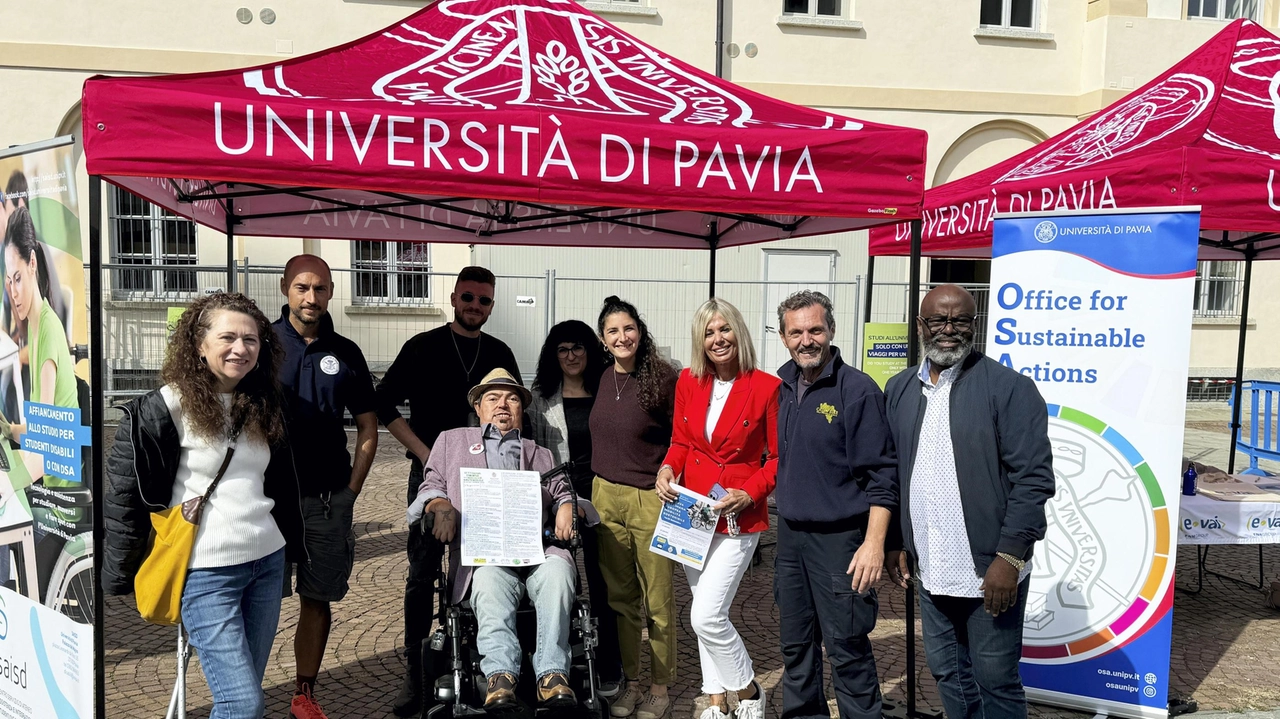 Uno degli stand presenti ieri nel cortile Teresiano trasformato in isola pedonale Uno degli stand presenti ieri nel cortile Teresiano trasformato in isola pedonale