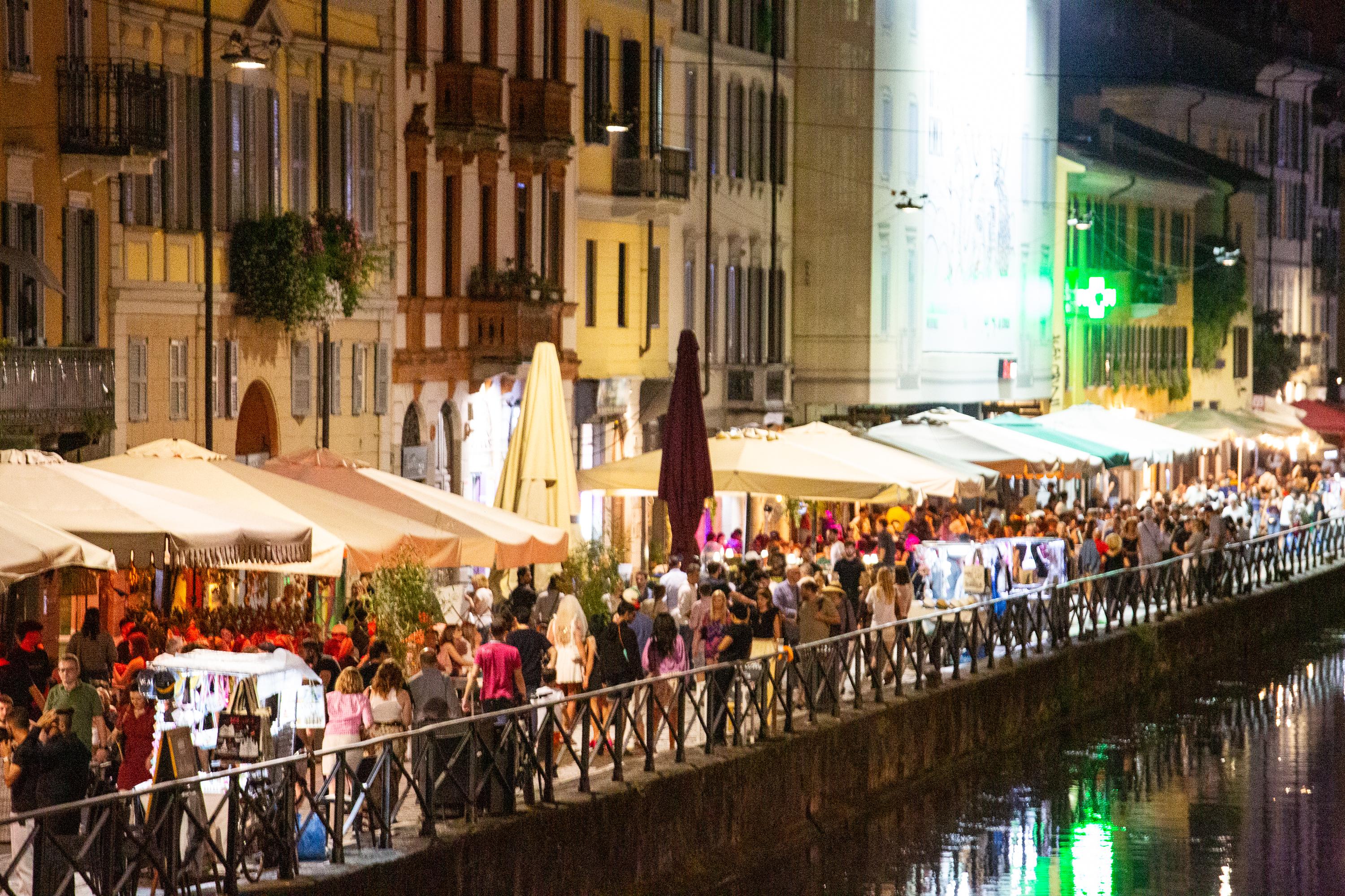 Movida senza limiti, assalto ai Navigli nonostante l’ordinanza. “Se c’è gente, niente paura” Movida senza limiti, assalto ai Navigli nonostante l’ordinanza. “Se c’è gente, niente paura”