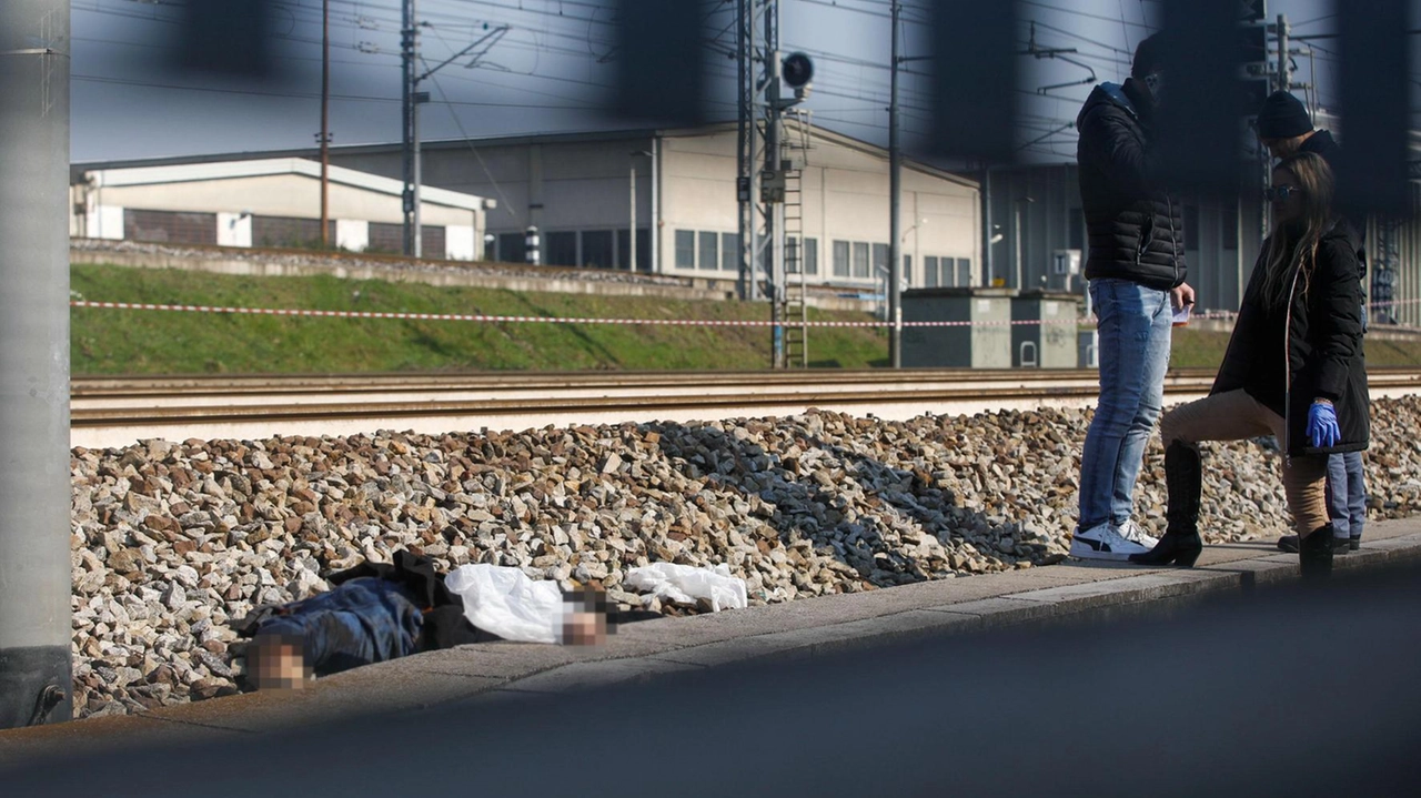 Disagi e rallentamenti fino a 60 minuti ieri mattina sulle linee Milano-Torino e Milano-Gallarate a causa del ritrovamento del... Disagi e rallentamenti fino a 60 minuti ieri mattina sulle linee Milano-Torino e Milano-Gallarate a causa del ritrovamento del...