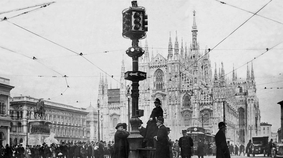 Il primo semaforo milanese all'incrocio tra piazza Duomo e le vie Orefici e Torino Il primo semaforo milanese all'incrocio tra piazza Duomo e le vie Orefici e Torino
