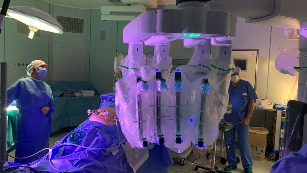 Ospedale di Circolo, il robot chirurgico festeggia gli 800 interventi. Come funziona Ospedale di Circolo, il robot chirurgico festeggia gli 800 interventi. Come funziona