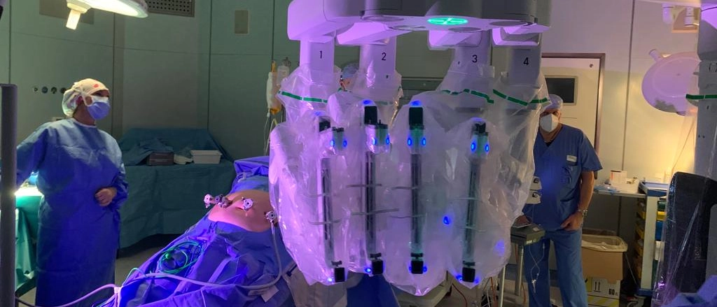 Ospedale di Circolo, il robot chirurgico festeggia gli 800 interventi. Come funziona