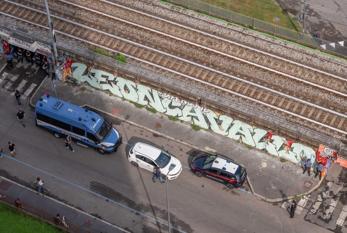 Leoncavallo sgomberato dopo 31 anni. Matteo Salvini festeggia: “Afuera!”. Ilaria Salis: “Avanza la Milano della speculazione”