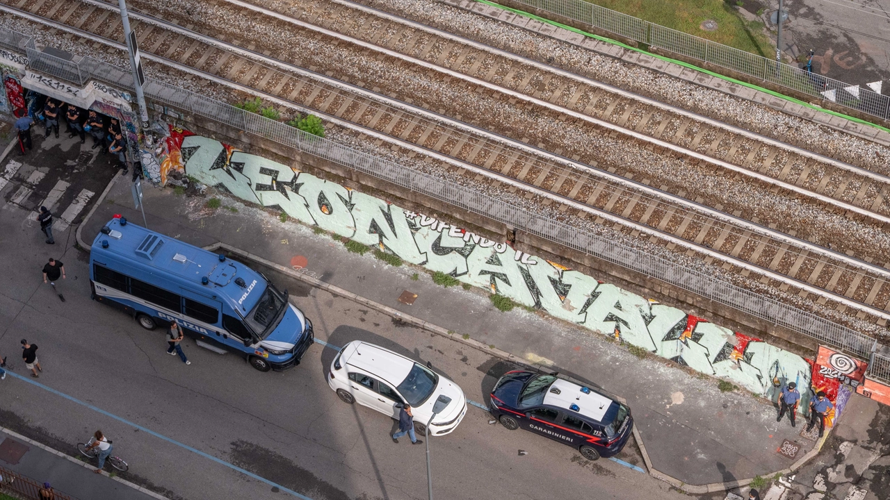 Lo sfratto del centro sociale Leoncavallo visto dall’alto (Fasani/Ansa)