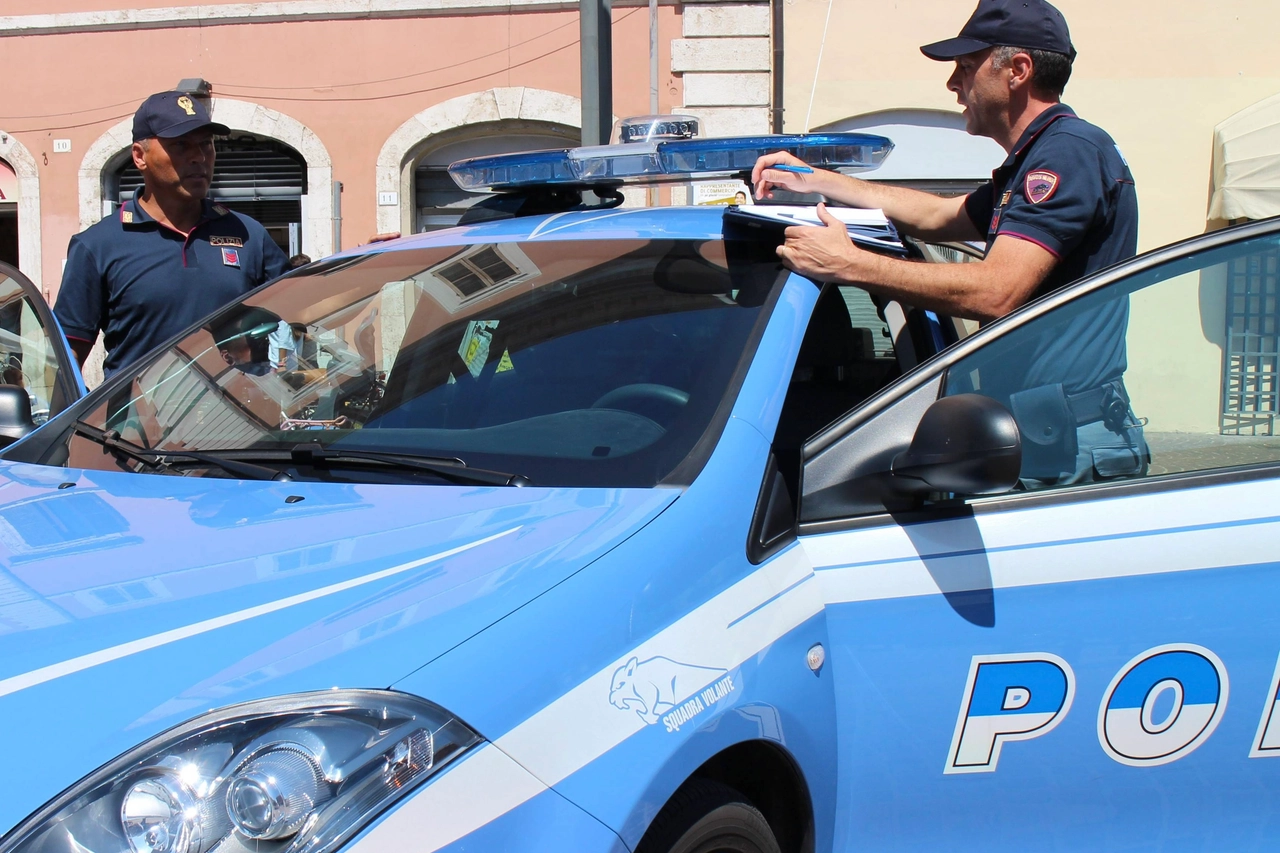 Il peruviano stava percorrendo a velocità sostenuta le vie attorno a piazza Durante: scena che non è passata inosservata agli agenti di una Volante di passaggio