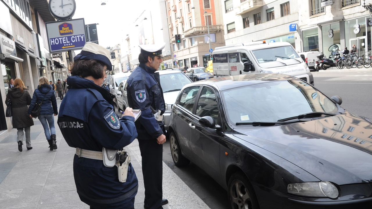 Polizia locale multa un'auto a Milano