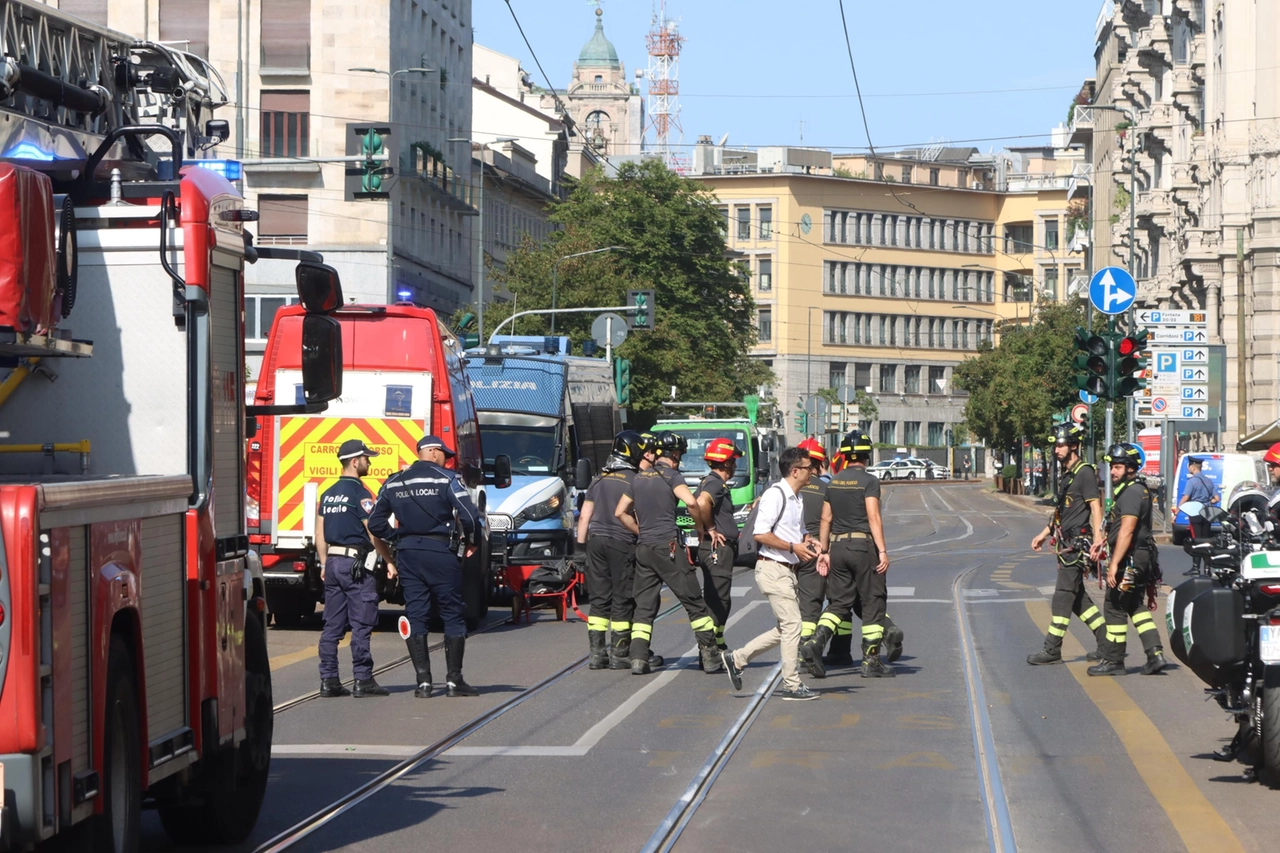 Protesta operai su impalcatura cantiere