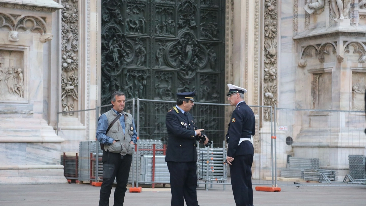 Polizia locale all'ingresso del Duomo di Milano Polizia locale all'ingresso del Duomo di Milano