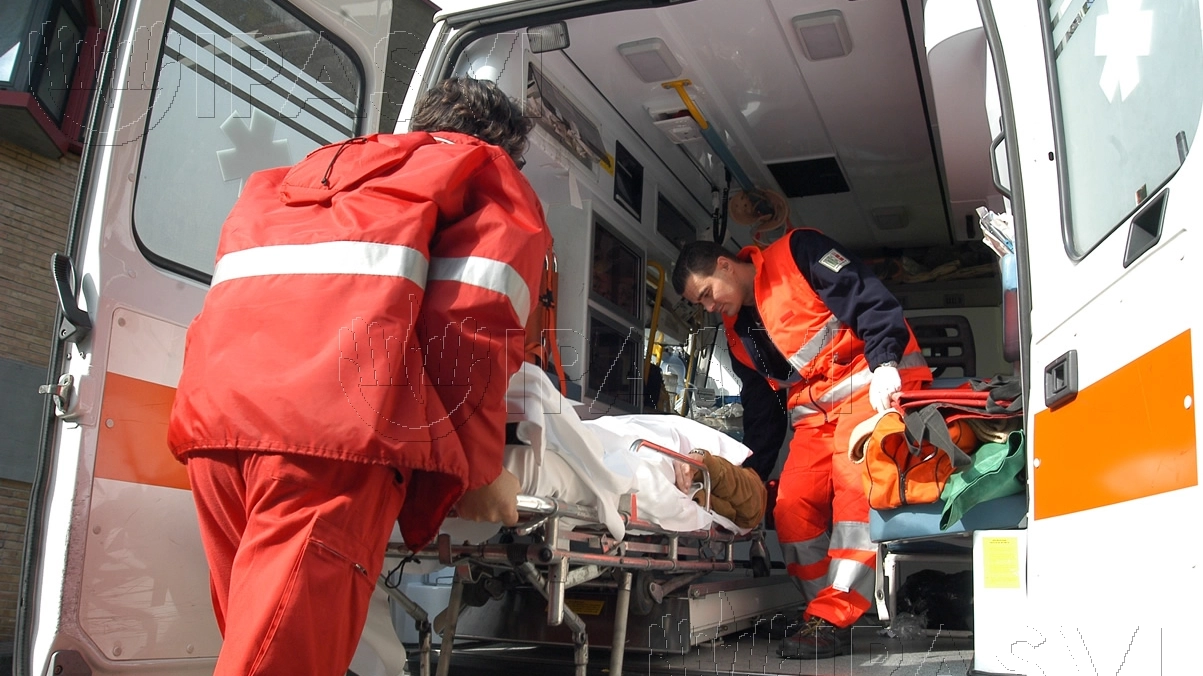 Inutili i soccorsi per il centauro di 61 anni che si è scontrato con un'auto sul monte Maddalena a Brescia