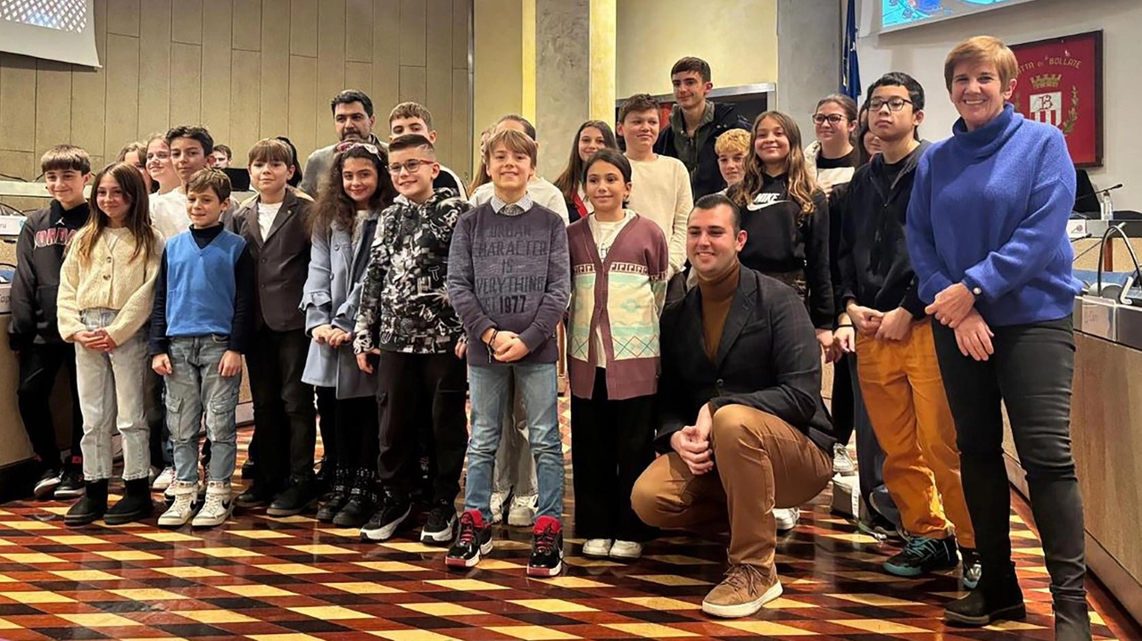 Prima seduta del nuovo consiglio comunale ragazzi e ragazze a Bollate, con elezione dei giovani consiglieri e presentazione di programmi e idee per migliorare la comunità. Prima seduta del nuovo consiglio comunale ragazzi e ragazze a Bollate, con elezione dei giovani consiglieri e presentazione di programmi e idee per migliorare la comunità.