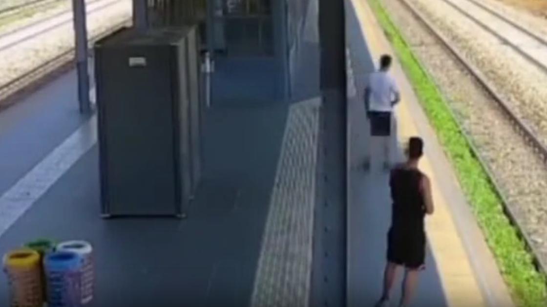 Turista accoltellato sul treno per una catenina, tre arresti: “Ho pensato davvero di morire, ho visto l’odio nei loro occhi” Turista accoltellato sul treno per una catenina, tre arresti: “Ho pensato davvero di morire, ho visto l’odio nei loro occhi”
